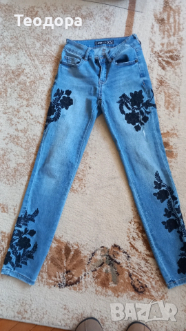 Дънки с бродерия