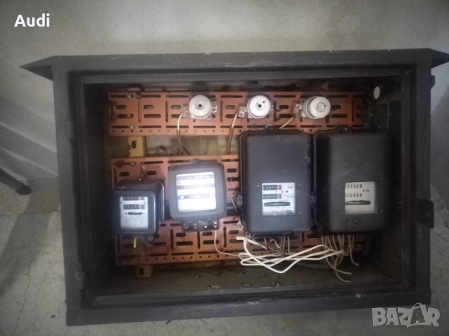 Метално електрическо табло за външен монтаж. Здрава масивна и качествена изработка 