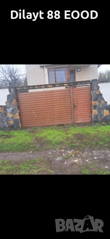 двукрилна гаражна врата и входна врата