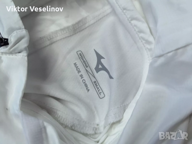 НОВО Mizuno Дамско Яке с Качулка Размер S Бяло Олекотено Ветровка, снимка 8 - Якета - 52337249