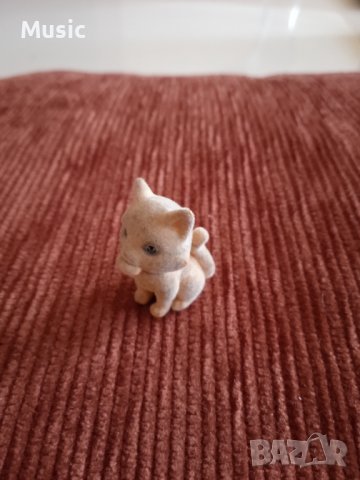 Малка фигурка на котенце покрито с кадифе