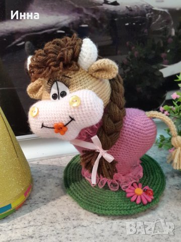 Подарок ”Влюбена кравичка”, Плетена играчка, Ръчно изработена, Перфектен подарък , снимка 6 - Романтични подаръци - 31569226