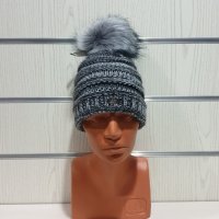 Нова дамска плетена шапка сив меланж с помпон/пух, снимка 7 - Шапки - 30963330