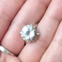 Един скромно изглеждащ сребърен пръстен с голям бял топаз / проба 925 , снимка 3 - Пръстени - 42328197