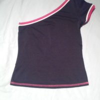 Спортно-елегантен комплект от клин и блузка с едно рамо и надпис “Feedom” – в превод „Свобода“ , снимка 3 - Клинове - 42170186