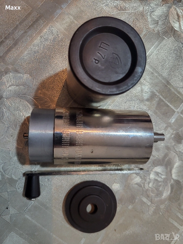 Продавам стара ръчна кафемелачка от СССР 1970-те, снимка 1