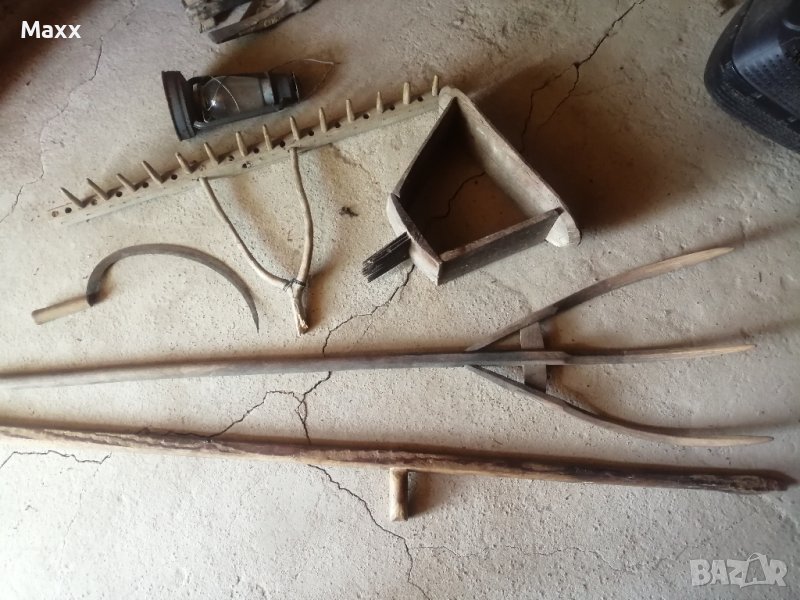 Продавам стари етнографски предмети плетвна дамаджана,  панер, кошница инструменти и други, снимка 1