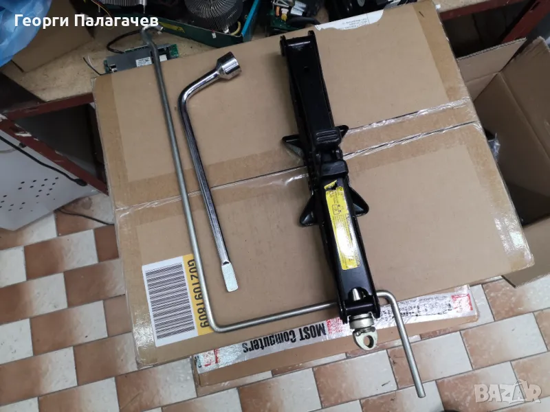 Комплект крик и ключ за Toyota Avensis T25 (2003-2008) , снимка 1