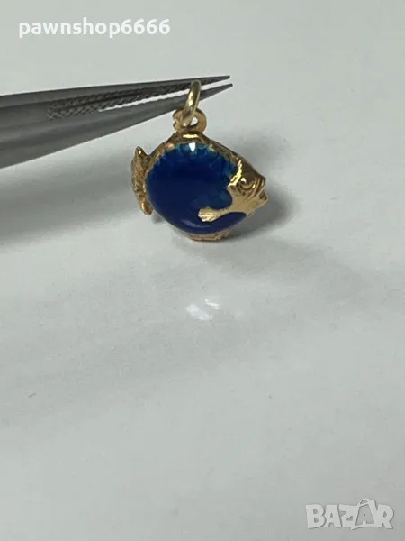 Винтидж златно-син емайлиран  талисман риба 18 карата, снимка 1