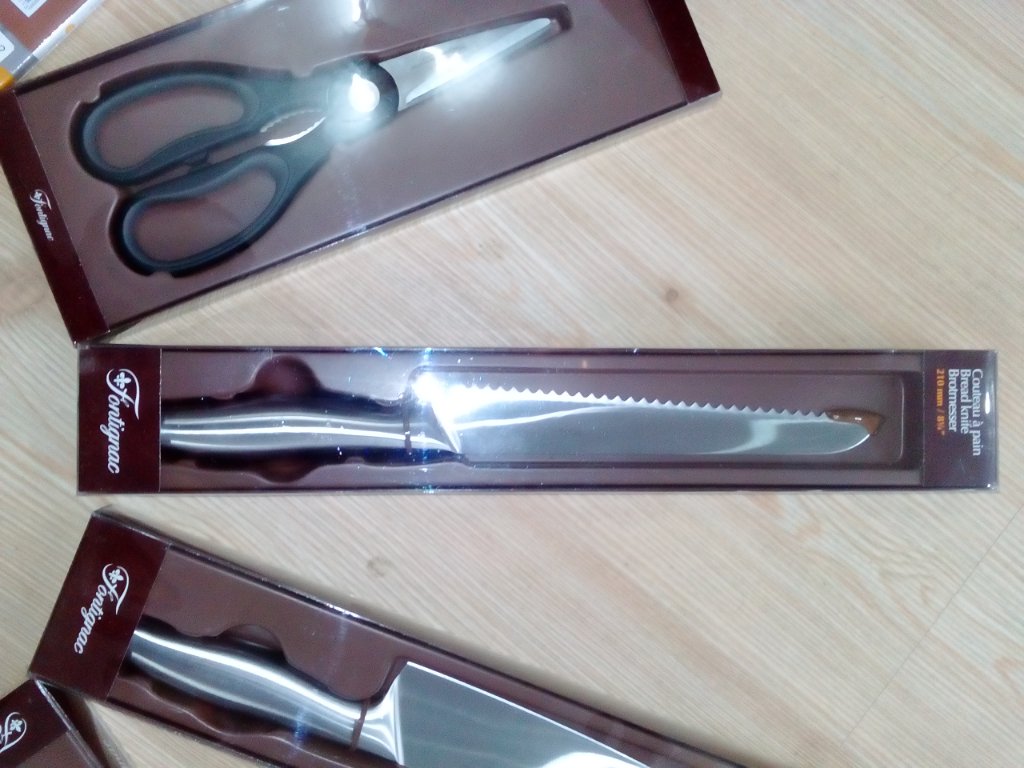 продавам пълен комплект ножове с дъска за рязане и поставка в Други в гр.  Варна - ID38158785 — Bazar.bg