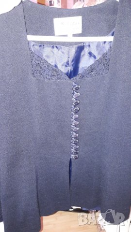 Дамски костюм с пола тъмносин с копчета