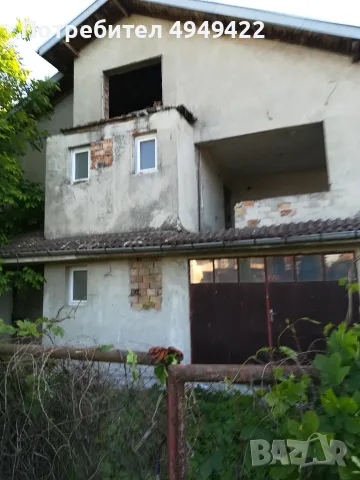 Къща с гараж,груб строеж,вътрешна и външна мазилка с покрив,гр,Мартен 