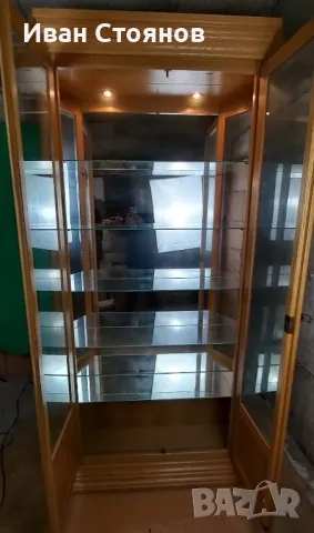 Дъбова витрина с огледало и осветление., снимка 3 - Секции и витрини - 49379209