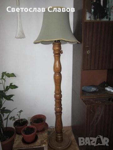 Висок лампион със стойка от стругован дъб и светлозелена шапка  , снимка 2 - Лампиони - 52070268