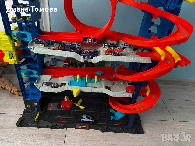 Мега гараж на Hot wheels с дракон + колички, снимка 5 - Коли, камиони, мотори, писти - 54016749