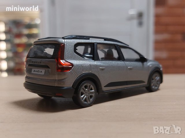 Dacia Jogger 2021 - мащаб 1:43 на Norev моделът е нов в PVC дисплей-кейс, снимка 4 - Колекции - 42822772