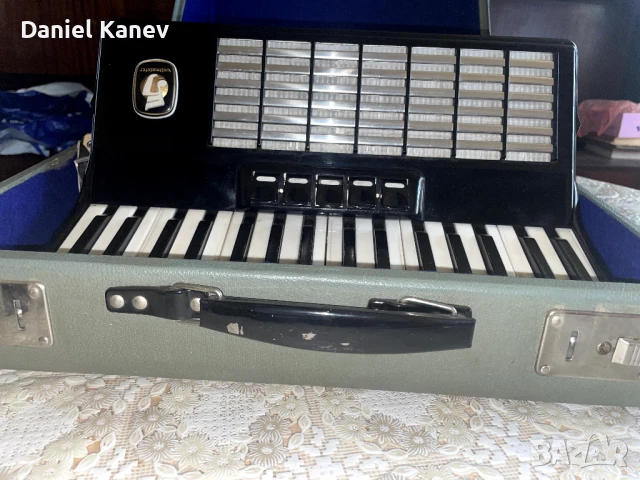 Акордеон Weltmeister Stella – 60 баса, снимка 2 - Акордеони - 51020060