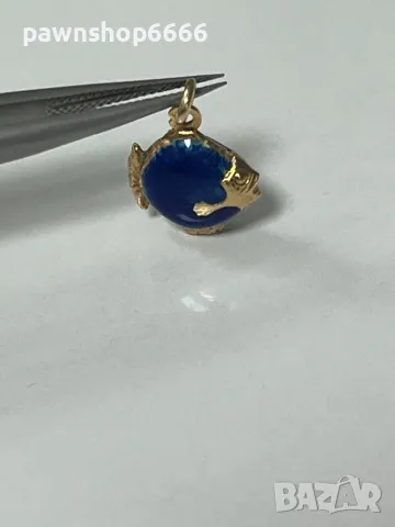 Винтидж златно-син емайлиран  талисман риба 18 карата