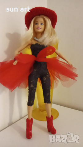 кукла Барби -Mattel с червена шапка, снимка 4 - Колекции - 44591158