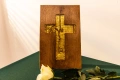 Релефен дървен кръст в смола от дъб с позлатен инкрустиран кръст, снимка 6