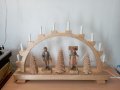 ръчно изработена арка с дървени статуетки/Франк Залцер/