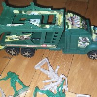 Лот пластмасови войници с военен камион , снимка 2 - Коли, камиони, мотори, писти - 42482156