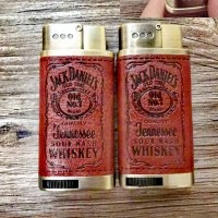 Газови ветроустойчиви запалки. Метални с кожена обвивка и емблеми на Jack Daniels, снимка 2 - Запалки - 34532523