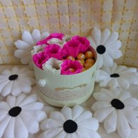 	Кутия с рози от хартия и бонбони фереро, снимка 1 - Декорация за дома - 40834925