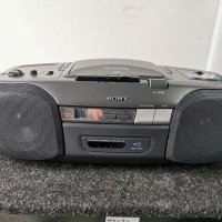Радио Ресийвър касетен дек CD player SONY CDF-909 , снимка 1 - Радиокасетофони, транзистори - 39961281