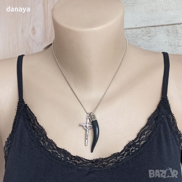 3292 Късо колие с висулка кръст и черен зъб, снимка 1