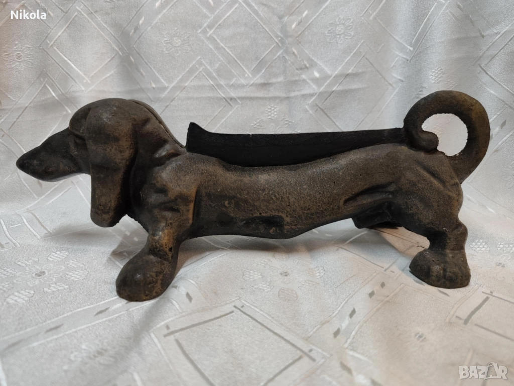 Стара масивна английска чугунена стъргалка за обувки куче-дакел от началото на 1900 г, снимка 1