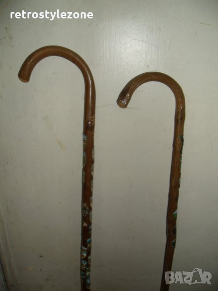 № 5556 стари тиролски бастуни със значки   - два броя   - размери - дължина  / височина 93 см и 88 с, снимка 1