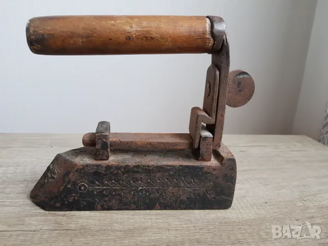 Стара рядка чугунена ютия