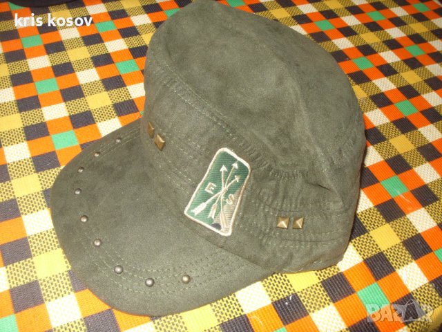зелена шапка с козирка