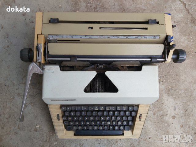 Стара пишеща машина-работеща.
