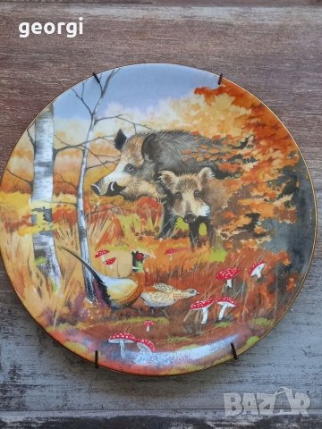 Декоративна порцеланова чиния с ловни мотиви 