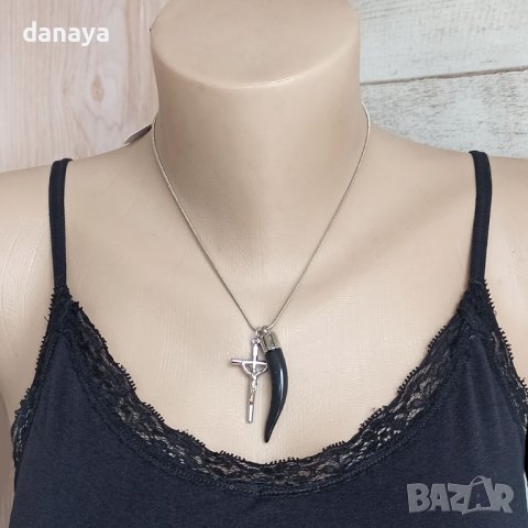 3292 Късо колие с висулка кръст и черен зъб