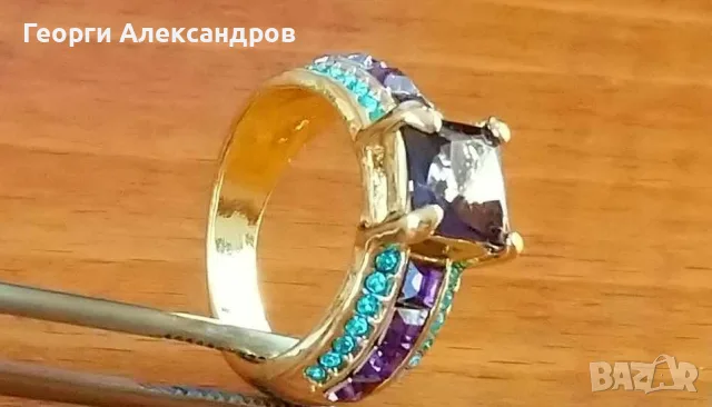 Прелестен СКЪПОЦЕНЕН ПОЗЛАТЕН ПРЪСТЕН с ЮВЕЛИРНО ФАСЕТИРАНИ КАМЪНИ АМЕТИСТ и НЕБЕСНО СИН ТОПАЗ