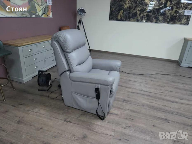 Сив кожен фотьойл за възрастни хора с ел. релакс механизъм La-z-boy, снимка 3 - Дивани и мека мебел - 44605844