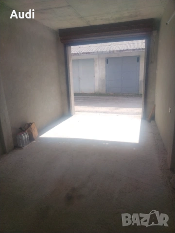 Собственик продавам масивен тухлен гараж с височина 4 метра кв. Зоната над PRAKTIKER Монтирана елект, снимка 2 - Гаражи и паркоместа - 53980974