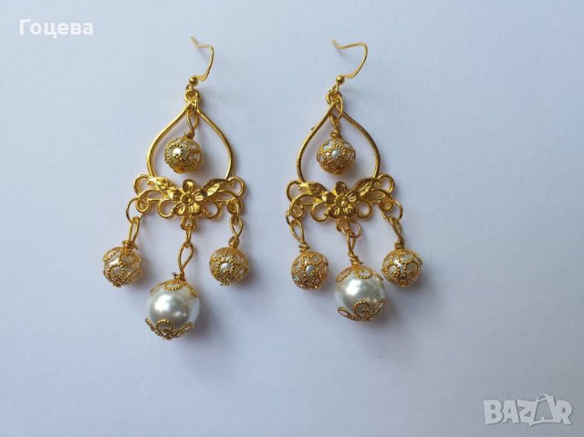 Прелестно нежни висящи обеци в стил Рококо с кристални перли и орнаментирана основа в цвят злато, снимка 1 - Обеци - 29750103