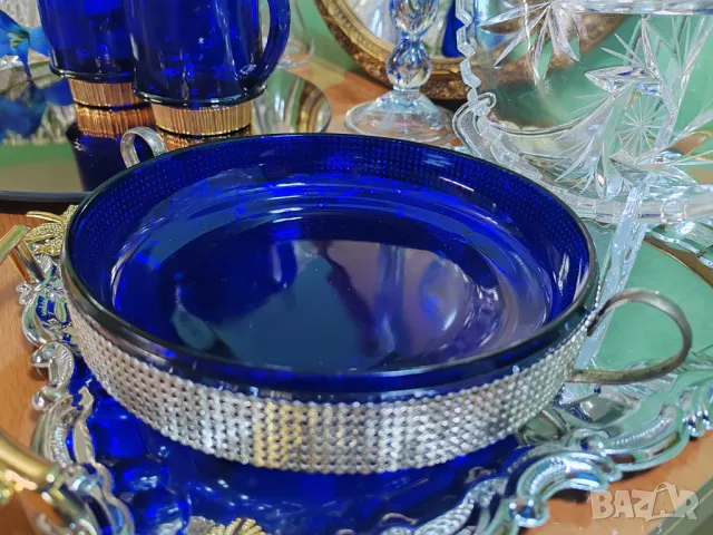 Фруктиера в изящeн  кобалтово син цвят с метална посребрена стойка.