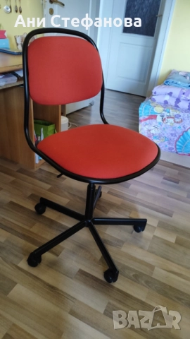 Червен офис стол