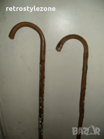 № 5556 стари тиролски бастуни със значки   - два броя   - размери - дължина  / височина 93 см и 88 с