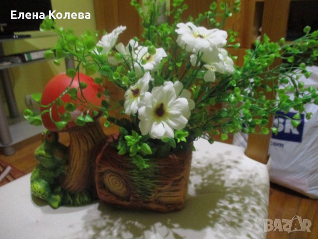 Саксия с изкуствени цветя