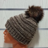 Нова дамска плетена шапка кафяв меланж с помпон/пух, снимка 2 - Шапки - 30963255