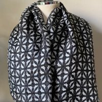 Копринен шал, Linca Lykke в черно и бяло, снимка 2 - Шалове - 40439438