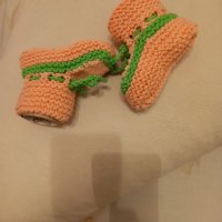 Ръчно плетени бебешки терлички, снимка 6 - Бебешки чорапи - 44444686