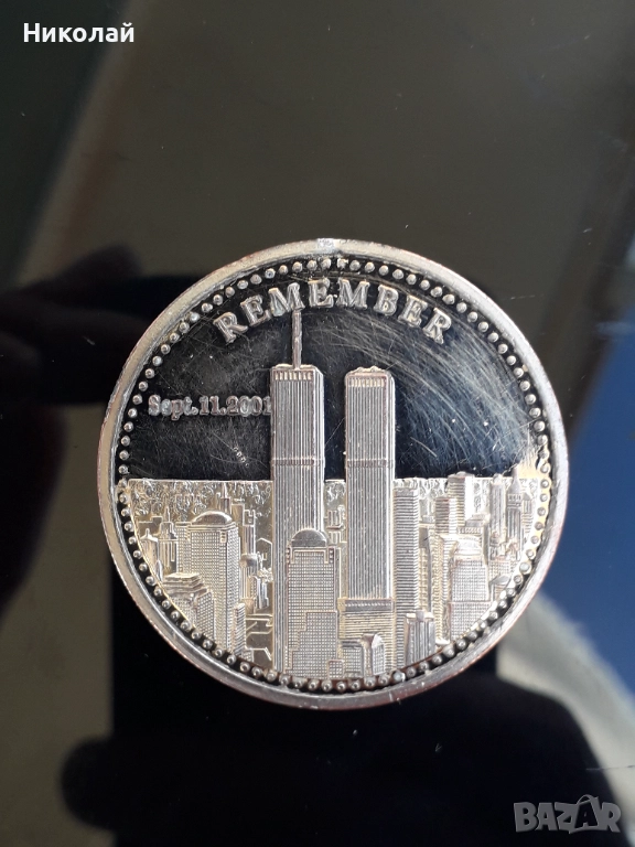 масивен плакет посветен на 11.09.2001г. - удара на "Кулите близнаци" в стилна кутия., снимка 1