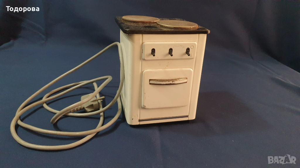 Старинен умален рекламен  модел на елктрическа печка, снимка 1